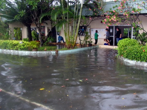 Schulhof unter Wasser