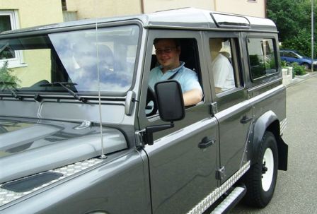 Rainer im neuen Landrover Defender
