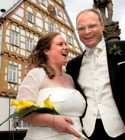 Sabine und Dirk Lang vor dem Standesamt Leonberg