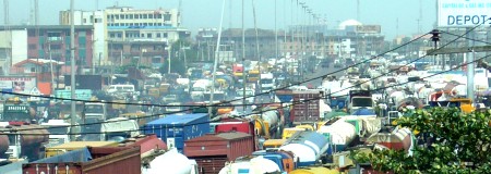 Go Slow auf dem Oshodi Expressway in Apapa